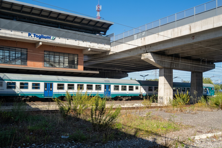 Esterno stazione ferroviaria P. Togliatti con treno fermo sui binari. Omicidio alla stazione Togliatti: difende un amico e muore