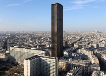 Torre Montparnasse svetta sul panorama urbano di Parigi con cielo blu. Parigi, crollano le vetrate dalla Tour Montparnasse: eretto perimetro di sicurezza