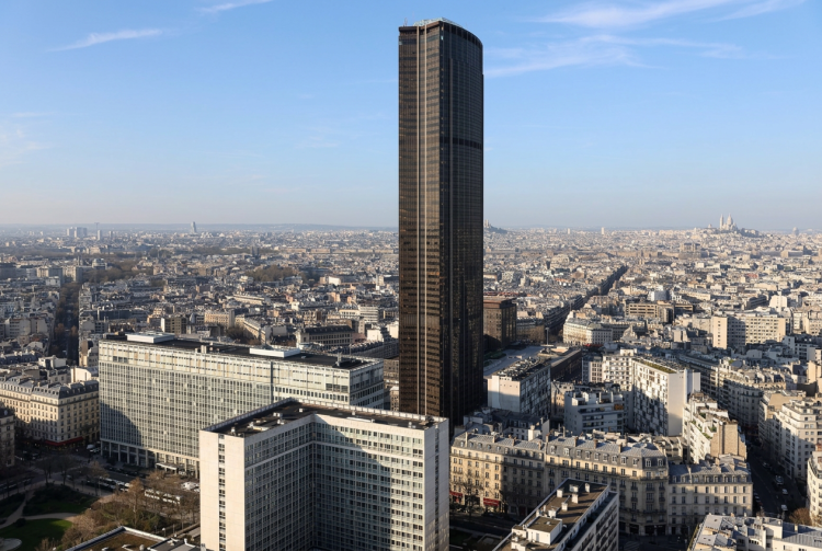 Torre Montparnasse svetta sul panorama urbano di Parigi con cielo blu. Parigi, crollano le vetrate dalla Tour Montparnasse: eretto perimetro di sicurezza