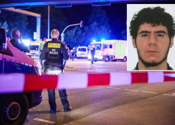 Ufficiale di polizia tedesco sorveglia scena, veicoli emergenza, foto sospettato. Berlino, attentatore al Pride ucciso dalla polizia: aveva legami con l'Isis