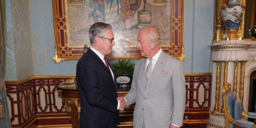 Keir Starmer e Re Carlo III si stringono la mano a Buckingham Palace. Starmer lascia Downing Street: “Lascio un Paese migliore a Burnham, orgoglioso del lavoro svolto”