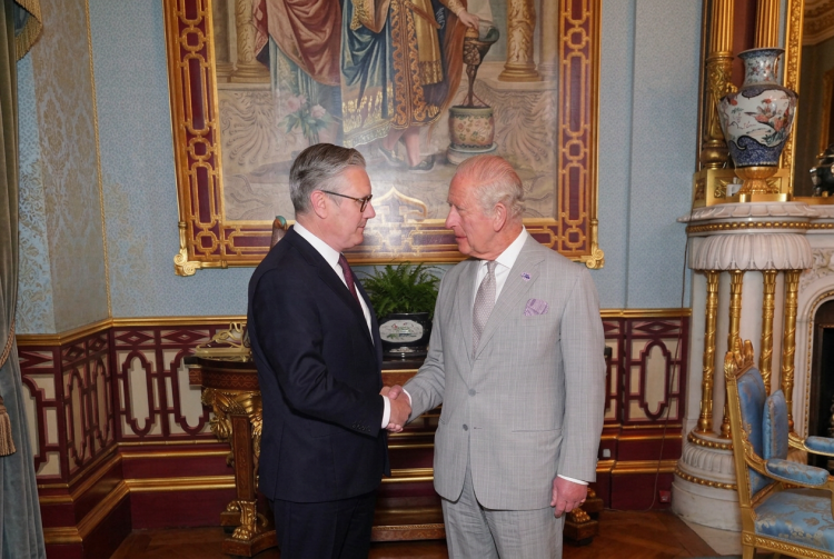 Keir Starmer e Re Carlo III si stringono la mano a Buckingham Palace. Starmer lascia Downing Street: “Lascio un Paese migliore a Burnham, orgoglioso del lavoro svolto”