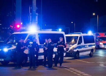 Agenti di polizia e veicoli di emergenza operano di notte a Berlino.