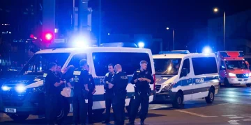 Agenti di polizia e veicoli di emergenza operano di notte a Berlino.