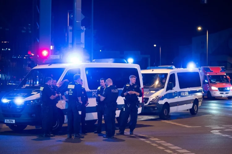 Agenti di polizia e veicoli di emergenza operano di notte a Berlino.