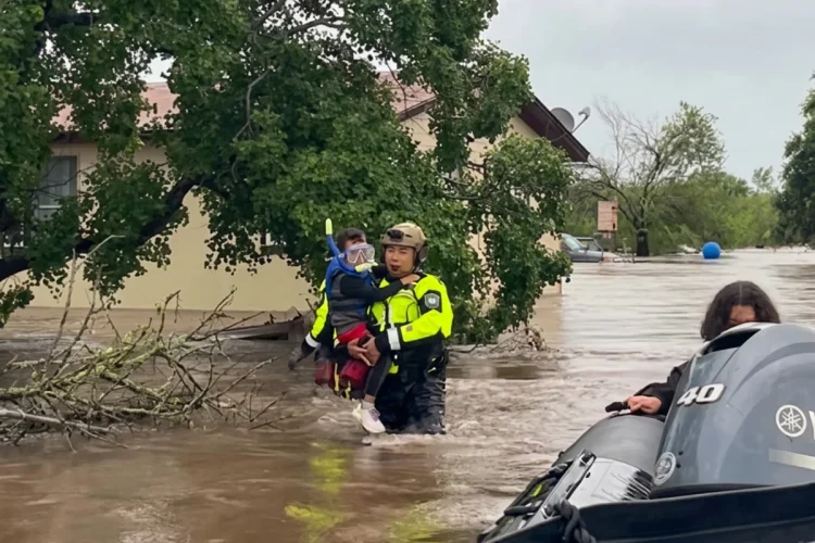 Soccorritore salva bambino mascherato dall'alluvione, acqua alta
