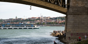 Nave passeggeri naviga Danubio basso, persone guardano riva Budapest. Danubio senz'acqua: evacuati 186 turisti da nave da crociera