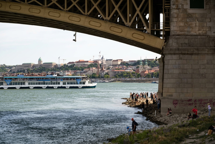 Nave passeggeri naviga Danubio basso, persone guardano riva Budapest. Danubio senz'acqua: evacuati 186 turisti da nave da crociera