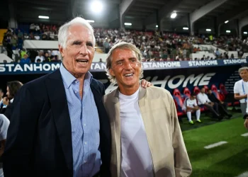 Roberto Mancini e Giovanni Malagò sorridono allo stadio a bordo campo.