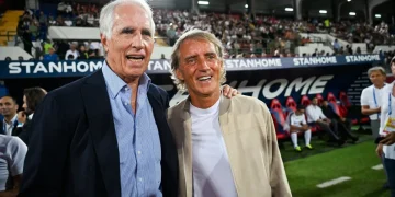 Roberto Mancini e Giovanni Malagò sorridono allo stadio a bordo campo.