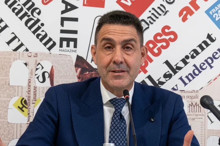Roberto Vannacci in conferenza stampa con sfondo di ritagli di giornale