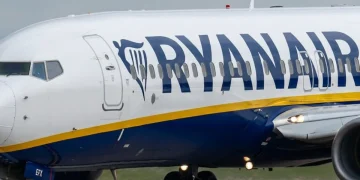 Aereo Ryanair bianco e blu pronto al decollo in pista