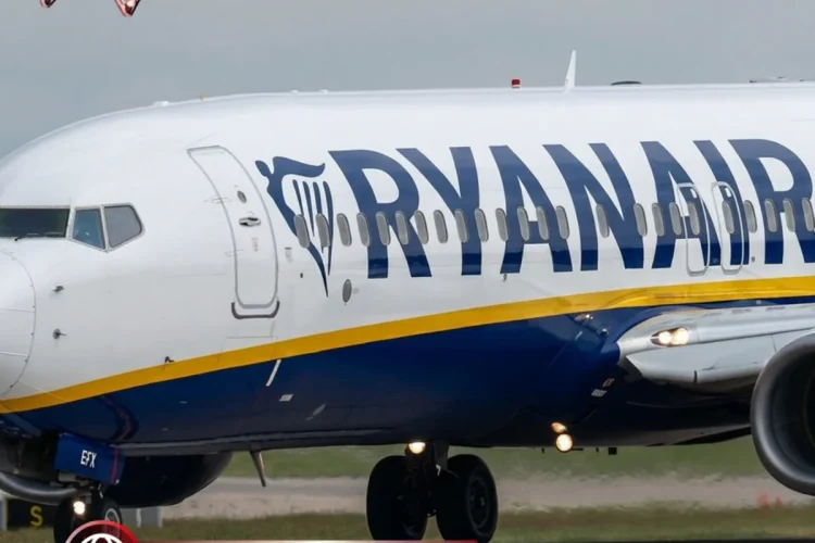 Aereo Ryanair bianco e blu pronto al decollo in pista