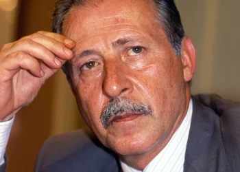 Paolo Borsellino con espressione pensierosa in primo piano