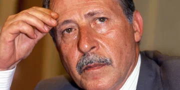 Paolo Borsellino con espressione pensierosa in primo piano