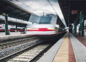 Firenze: terzo giorno di stop ai treni per il cantiere del ponte, disagi e navette