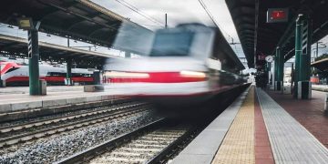 Firenze: terzo giorno di stop ai treni per il cantiere del ponte, disagi e navette