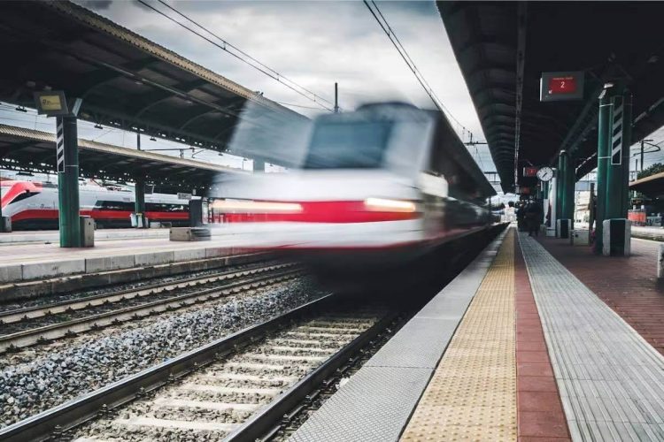 Firenze: terzo giorno di stop ai treni per il cantiere del ponte, disagi e navette