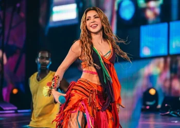 Shakira sorride canta dal vivo durante un concerto