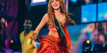 Shakira sorride canta dal vivo durante un concerto