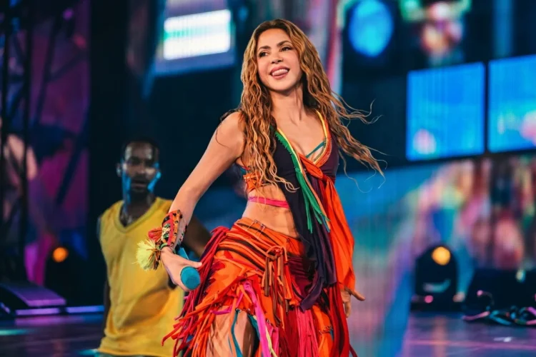 Shakira sorride canta dal vivo durante un concerto