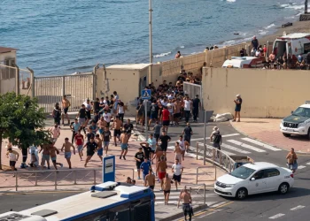 Folla di migranti corre verso recinzione a Ceuta, Spagna