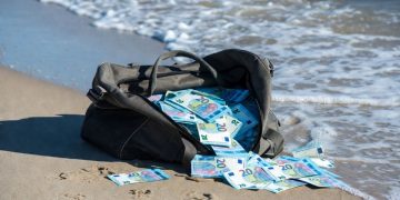 Pacchi di soldi lanciati in mare a Marina di Ragusa, recuperati circa 700mila euro