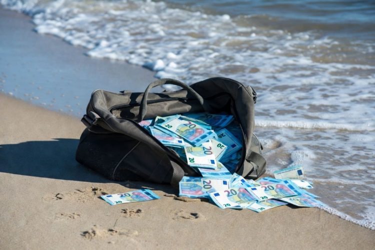 Pacchi di soldi lanciati in mare a Marina di Ragusa, recuperati circa 700mila euro