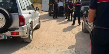 Carabinieri esaminano furgone su strada sterrata in una zona rurale