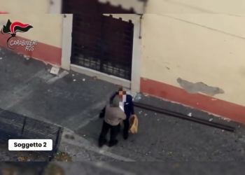 Due uomini compiono uno scambio in strada ripresi da telecamera Carabinieri.