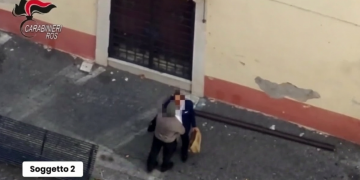 Due uomini compiono uno scambio in strada ripresi da telecamera Carabinieri.