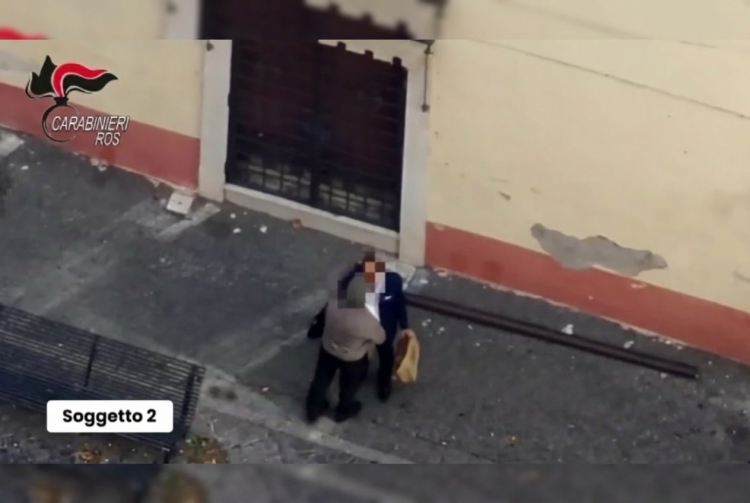 Due uomini compiono uno scambio in strada ripresi da telecamera Carabinieri.