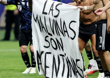 Argentina, striscione sulle Malvinas dopo la vittoria con l'Inghilterra: cosa rischiano Messi e compagni