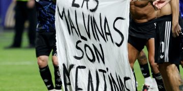 Argentina, striscione sulle Malvinas dopo la vittoria con l'Inghilterra: cosa rischiano Messi e compagni