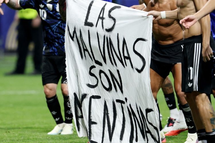 Argentina, striscione sulle Malvinas dopo la vittoria con l'Inghilterra: cosa rischiano Messi e compagni