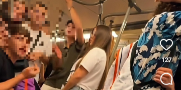 Giovani turisti su un treno affollato in Thailandia. Bangkok, studenti italiani insultano una passeggera in metro: l'Ambasciata si scusa, rientro anticipato