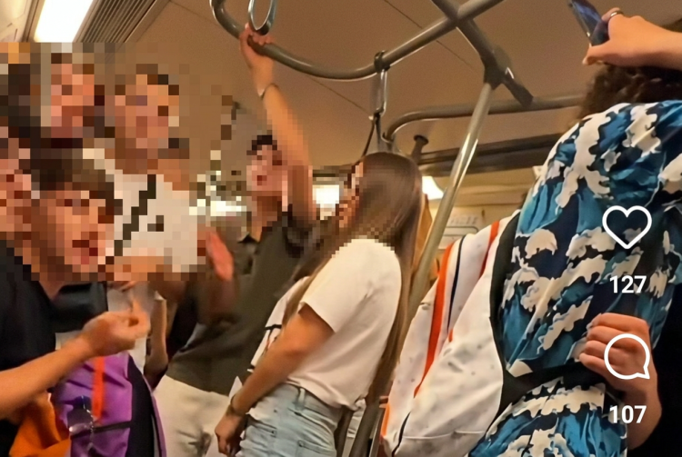 Giovani turisti su un treno affollato in Thailandia. Bangkok, studenti italiani insultano una passeggera in metro: l'Ambasciata si scusa, rientro anticipato