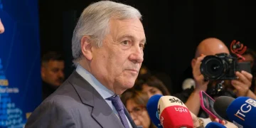 Antonio Tajani intervistato dai giornalisti con i microfoni di Sky e TGRai
