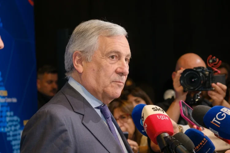 Antonio Tajani intervistato dai giornalisti con i microfoni di Sky e TGRai