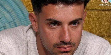 Cristian di Temptation Island guarda pensieroso durante un filmato.