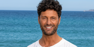 Filippo Bisciglia sorride al mare. "Portiamo Temptation Island a scuola"