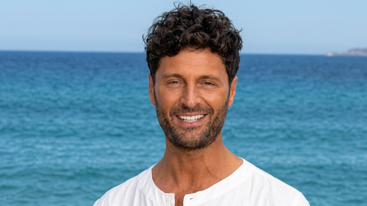 Filippo Bisciglia sorride al mare. "Portiamo Temptation Island a scuola"