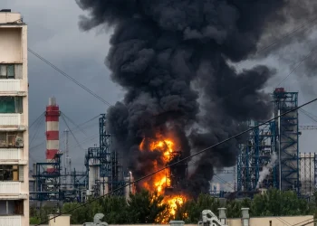 Raffineria petrolifera russa in fiamme con denso fumo nero