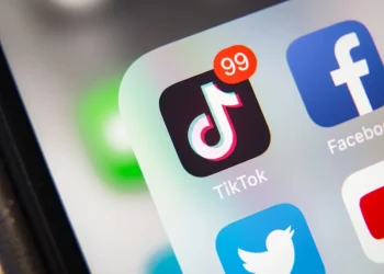 Icona dell'app TikTok su smartphone con notifiche non lette.