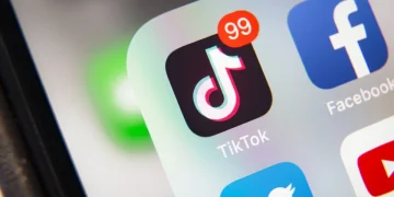 Icona dell'app TikTok su smartphone con notifiche non lette.