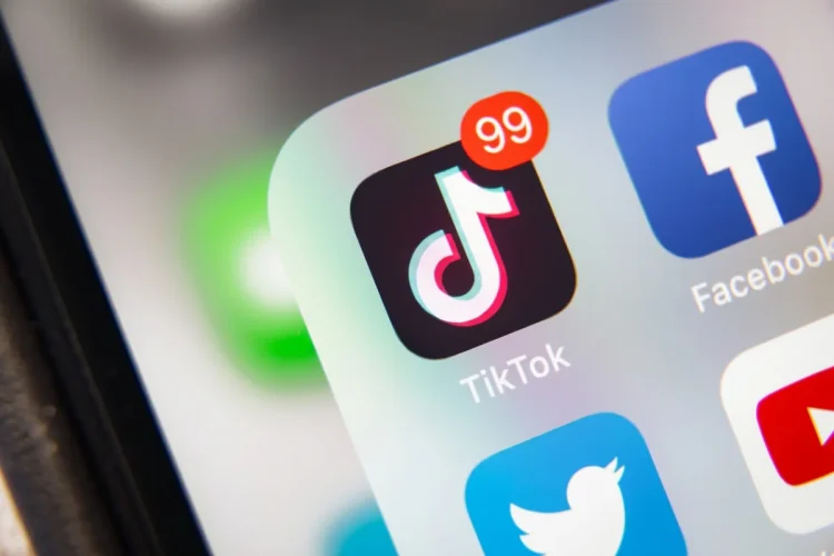 Icona dell'app TikTok su smartphone con notifiche non lette.