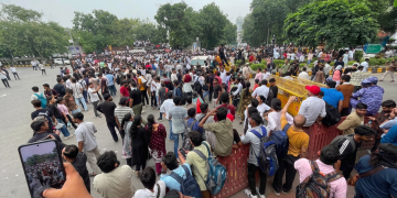 Folla di giovani indiani protesta in strada a Delhi. Proteste in piazza a Nuova Delhi per il test di Medicina, chieste dimissioni del ministro