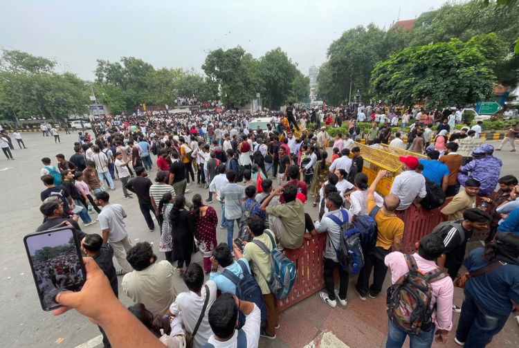 Folla di giovani indiani protesta in strada a Delhi. Proteste in piazza a Nuova Delhi per il test di Medicina, chieste dimissioni del ministro