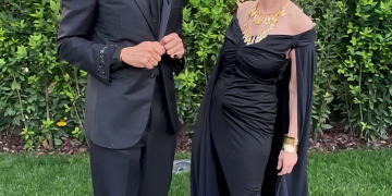 Enzo Miccio e Maelle Rocchi su prato in abiti neri eleganti. Ma come ti vesti? torna su Real Time dopo 18 anni con Enzo Miccio e Carla Gozzi