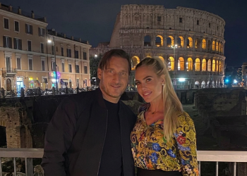 Francesco Totti e Ilary Blasi posano sorridenti davanti al Colosseo, Roma. Divorzio Totti-Blasi: ridotto l'assegno di mantenimento. Via libera alle seconde nozze